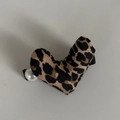 Detalle de pinza para el pelo de felpa con estampado de leopardo y perla blanca - Pinza para el Cabello Corazón Leopardo Con Perla