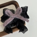 Detalle del lazo de lana púrpura y coletero de malla plisada negra en bandeja - Pinza de Cabello con Lazo Púrpura y Encaje Negro