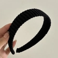 Detalle de la diadema de punto negra que muestra la textura acanalada y el material suave - Negro