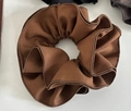Detalle de un coletero marrón oscuro con textura de sarga y diseño plisado de gran volumen - Caramelo