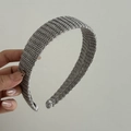 Detalle de la diadema de punto gris oscuro con textura de canalé y diseño minimalista - Gris claro
