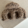 Dettaglio del fermaglio per capelli in peluche marrone con morbida trama in lana - Marrone Scuro