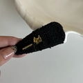 Elegante fermaglio per capelli in tweed nero con motivo cane dorato e lettera - Stile Cane / Fermaglio Nero Cane Dorato
