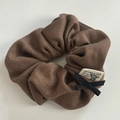 Elastico scrunchie vintage marrone a coste con fiocco nero ed etichetta in tessuto - Strisce caffè