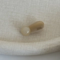 Beige resin heart clip with France Handmade lettering on a textured linen background - Off-white With White Bead Style (5791460226565)