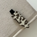 Vue détaillée d'une pince à cheveux motif léopard sur fond de lin neutre et élégant - 7# Pince Léopard Blanc Sans Trace
