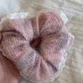 Coletero de punto rosa con ribete de encaje blanco y textura de tela suave - Coletero De Encaje Rosa