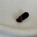 Dettaglio del fermaglio per capelli a cuore marrone scuro su fondo in tessuto beige - Stile Nero Cuore Rosso Scuro (5791460226560)