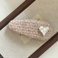 Barrette en tricot rose avec breloque cœur argentée et fil brillant chic - Pince Goutte d'Eau Rose Cœur Blanc