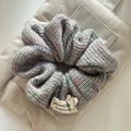 Chouchou en maille grise fait main avec des pois colorés et pendentif cœur en argent - Chouchou Rayé Gris Cœur Blanc