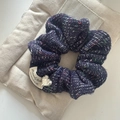 Détail du chouchou en tricot bleu foncé avec points colorés et breloque en cœur argenté - Chouchou Rayé Bleu Cœur Blanc