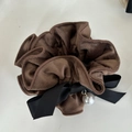 Elastico scrunchie in velluto marrone con fiocco in raso nero e perla bianca elegante - Cachi (1# Scrunchie Cachi Fiocco Nero)