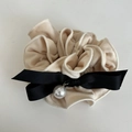 Scrunchie in velluto beige con fiocco di raso nero e perla per acconciature eleganti - Beige (2# Scrunchie Beige Fiocco Nero)