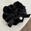 Dettaglio di un elastico in velluto nero con fiocco in raso e ciondolo a perla bianca - Nero (3# Scrunchie Nero Fiocco Nero)