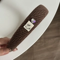 Détail d'un bandeau en tricot marron foncé avec strass en cœur et étiquette JUST FUN - Serre-tête Khaki Avec Ornement Cœur