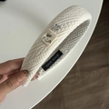 Gros plan d'un serre-tête tressé beige avec breloque cœur et étiquette Just Fun - Serre-tête Beige Avec Ornement Cœur