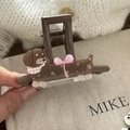 Dettaglio della molletta per capelli in acrilico a forma di cane con fiocco rosa e scala graduata - Fermaglio a Pinza Cane Cachi con Righello