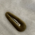 Eleganter dunkelolivgrüner Haarclip aus Samt mit einer Vintage-Flocktextur-Optik - Olivgrün Wassertropfen Flocken Haarspange