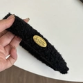 Cerchietto chic in lana di agnello nera con etichetta dorata vintage per l'inverno - 2cm Nero