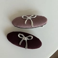 Detail von rosa und dunkelroten Haarspangen aus Stoff mit silbernen Metallschleifen - Rosa Ovale Schleife Haarspange