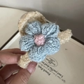 Pinza per capelli a fiore in bouclé blu con pompon rosa e manico in morbido beige - 8# Fiore Blu Clip Bianca