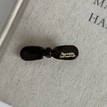 Franse retro koffiebruine haarclip met goudkleurig logo op getextureerde stof - Khaki Strik Stijl