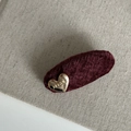 Vue détaillée d'une barrette en velours bordeaux avec ornement cœur doré sur tissu - Barrette / Pince Ovale Rouge Brique avec Coeur Or