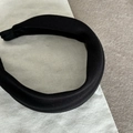 Cerchietto largo in velluto nero con imbottitura spessa per un look elegante ad alto volume - Nero