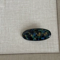 Dettaglio di un fermaglio ovale per capelli con motivo a mosaico blu e verde - Stile Ovale Griglia Nero Blu