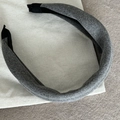 Primer plano de diadema de lana gris gruesa sobre tela de lino blanco suave - Gris