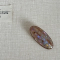 Dettaglio del fermaglio per capelli ovale in resina con paillettes a mosaico colorate - Stile Ovale Champagne
