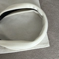 Détail d'un serre-tête blanc rembourré avec texture velours et doublure antidérapante - Blanc