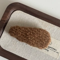Minimalistische bruine teddy-haarspeld met pluche textuur en een waterdruppelvorm - Karamel Gestreept