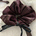 Coletero a cuadros rosas con un lazo de cuero negro para peinados de mujer - Coletero a Rayas Rojas con Lazo Negro