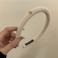 Minimalistisches beiges Stirnband mit Twill-Struktur, Goldbogen und Handmade-Etikett - Milchtee Gestreift