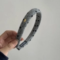 Französisches Stirnband aus grauer Wolle mit schwarzen Punkten und Gold-Tag - Punktmuster Goldetikett Stil / Grau
