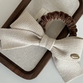 Elastico francese in velluto marrone con fiocco beige e ciondolo in metallo dorato - Fiocco in Maglia (3#) / Bianco Sporco