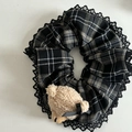 Dettaglio di scrunchie a quadretti con pizzo nero e ciondolo a forma di orsetto di peluche - Scrunchie Orsetto con Pizzo a Righe Grigie (4#)