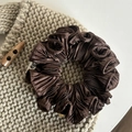 Donkerbruine geplooide satijnen haarelastiek met elastische ruches voor haarstyling - Khaki