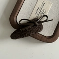 Fermaglio per capelli vintage marrone in maglia con fiocco in pelle su vassoio in legno - Fermaglio Fiocco Goccia d'Acqua Cachi