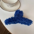 Pince à cheveux croisée en poluche bleu foncé pour une coiffure élégante et douce - Bleu