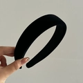 Diadema acolchada de terciopelo negro con diseño minimalista para un peinado elegante - Negro