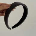 Vista de cerca de la diadema gruesa de terciopelo negro para efecto de cráneo alto - Gris