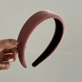 Detalle de diadema de terciopelo rosa con forro interior negro antideslizante para mujer - Rosa