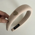 Dettaglio di cerchietto beige in pile con ciondolo a cuore e etichetta fatta a mano - 2# Fascia per Capelli / Cerchietto a Maglia con Cuore Tè al Latte