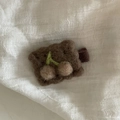 Pince à cheveux ours en laine feutrée marron avec détails de cerise verte - Pince à Cheveux Cerise Café (21)
