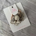 Élastiques à cheveux avec nœuds à fleurs et perles fantaisie sur bandes beiges - Paire d'Élastiques Papillon Thé au Lait (28) / Une Paire