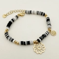 Bracelet fait main en perles d'argile noire blanche grise avec breloques fleurs - Pendentif Fleur Évidée / Noir Gris Blanc