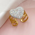 Détail macro de la bague coeur plaquée or 18 carats avec sertissage strass évidé multicouche - Style Cœur Strass Multicolore (TL-R0086-02)