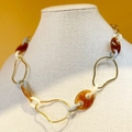 Collier style français plaqué or 14K avec maillons en résine marbrée ambre chic - Base Or - Ambre/Ivoire/Bleu Gris